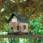 Фото деревянного скворечника в виде старого дома