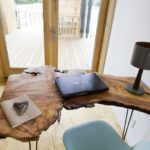 Рабочий стол из слэба дерева