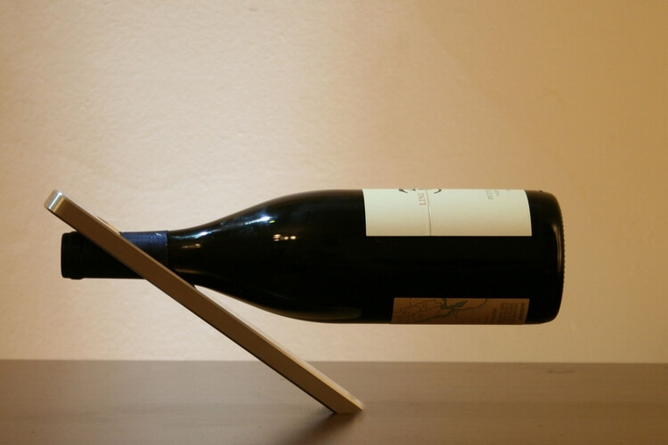 Балансирующая подставка для винной бутылки