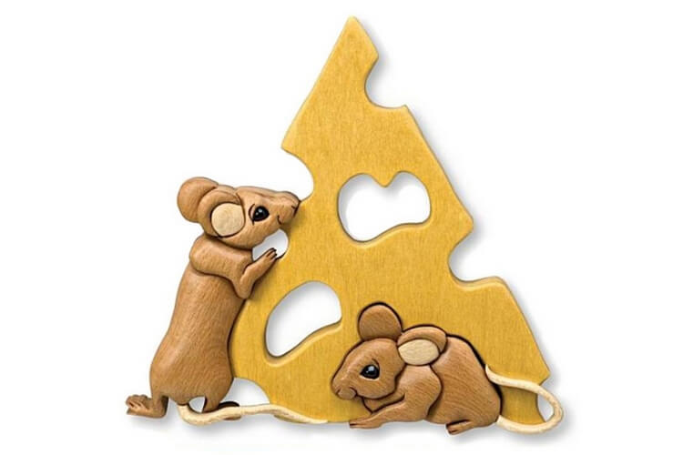 Деревянная мозаика "Мыши и сыр" в технике интарсия