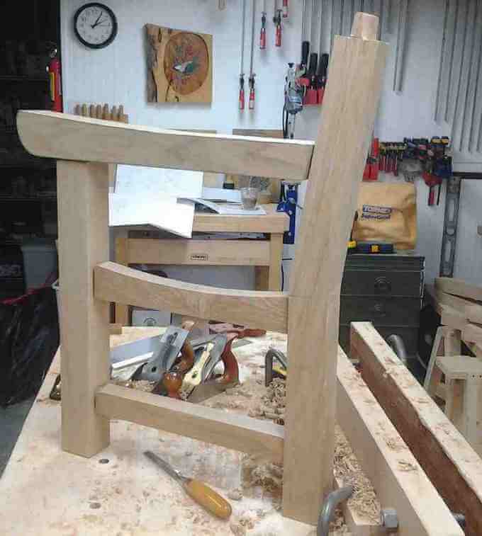 Собранная боковина для дачной деревянной скамейки.