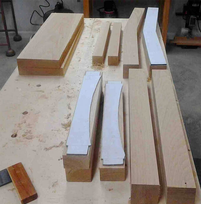 Подготовленные детали для изготовления скамейки со спинкой для дачи.