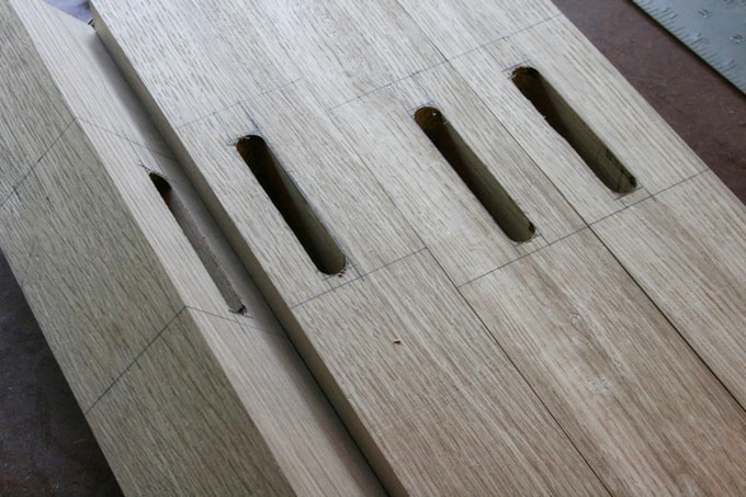 Фрезерованные гнёзда на деталях деревянной скамейки со спинкой.