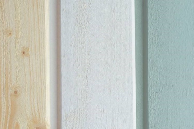 Водоэмульсионная акриловая краска на деревянной поверхности.